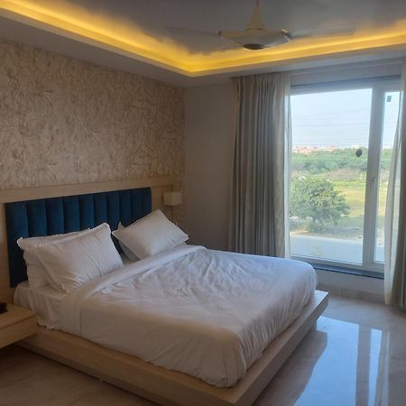 Hotel Holiday Grand Greater Noida Bagian luar foto