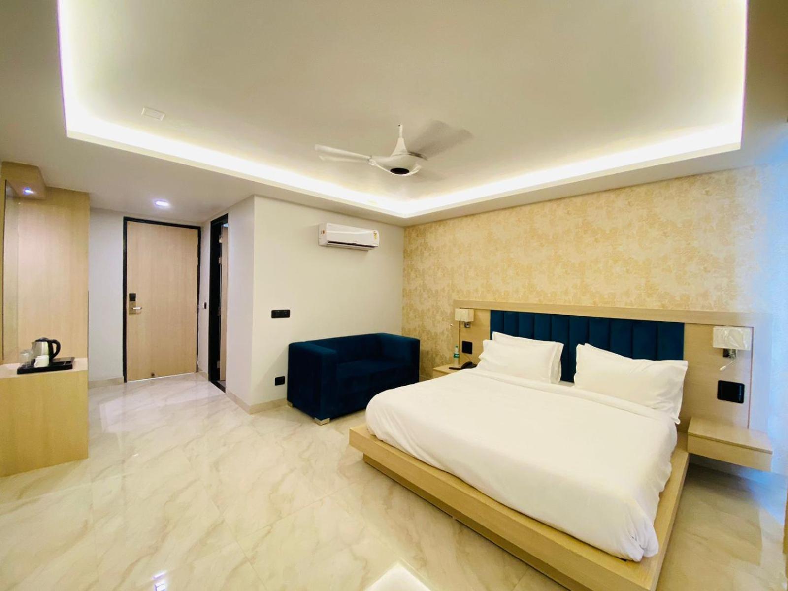 Hotel Holiday Grand Greater Noida Bagian luar foto