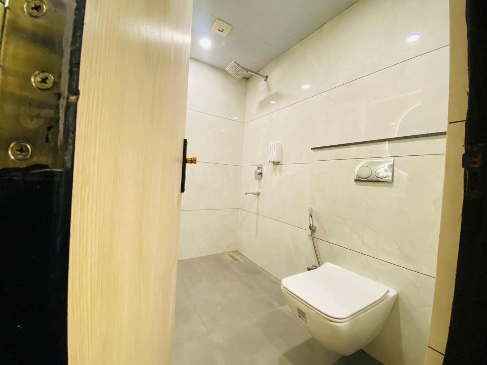 Hotel Holiday Grand Greater Noida Bagian luar foto