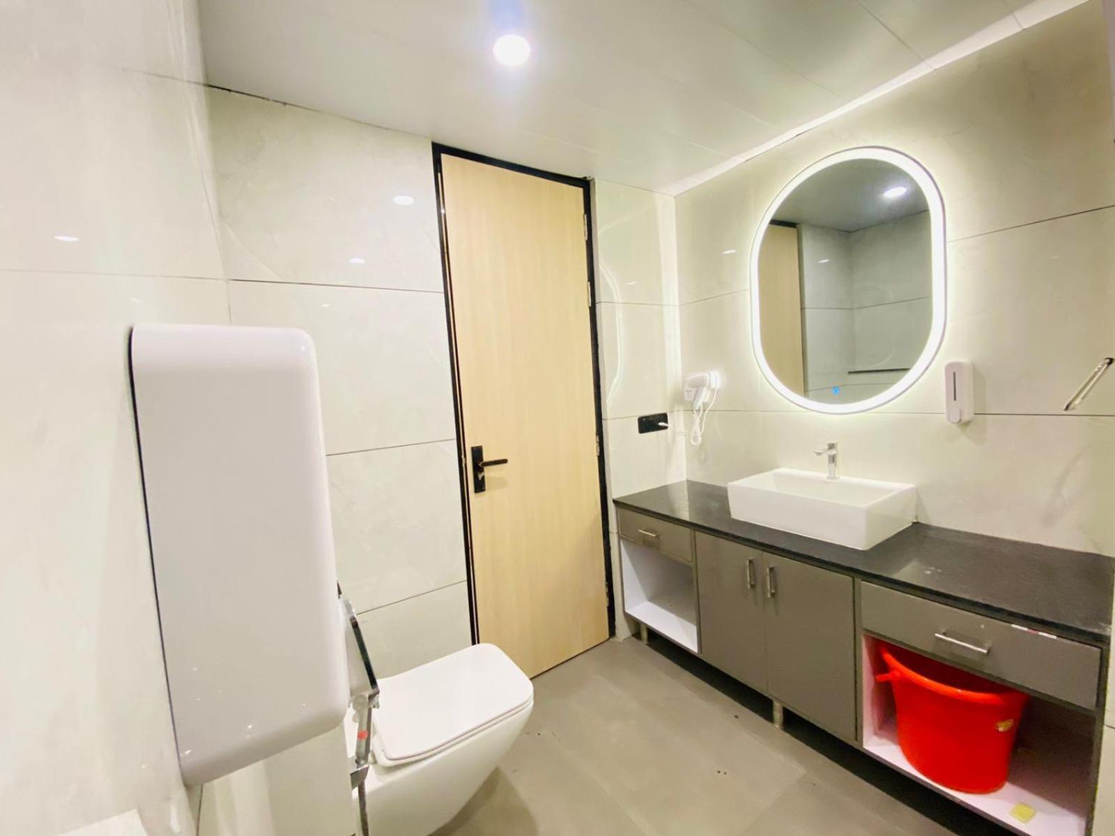 Hotel Holiday Grand Greater Noida Bagian luar foto