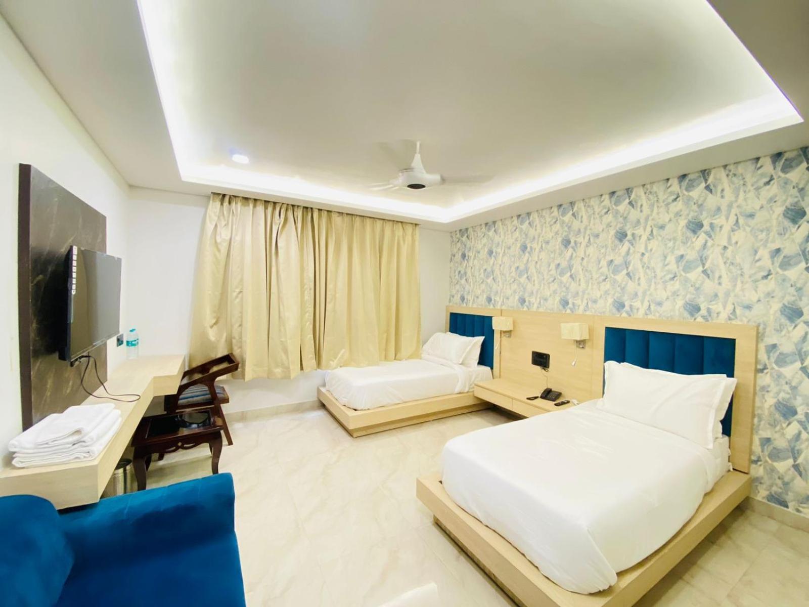 Hotel Holiday Grand Greater Noida Bagian luar foto