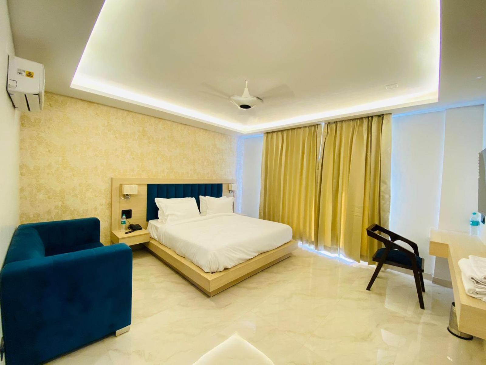Hotel Holiday Grand Greater Noida Bagian luar foto