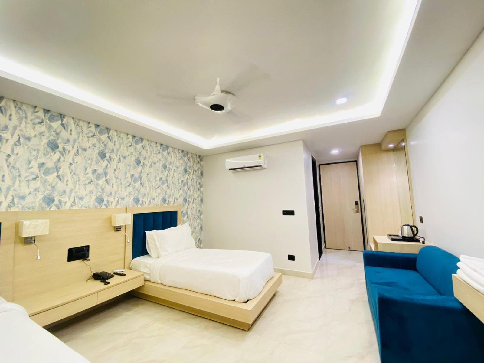 Hotel Holiday Grand Greater Noida Bagian luar foto