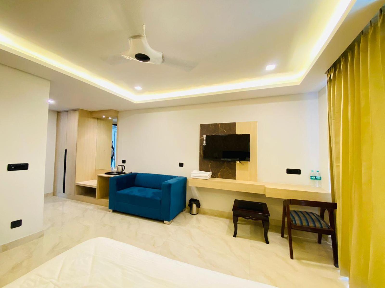 Hotel Holiday Grand Greater Noida Bagian luar foto
