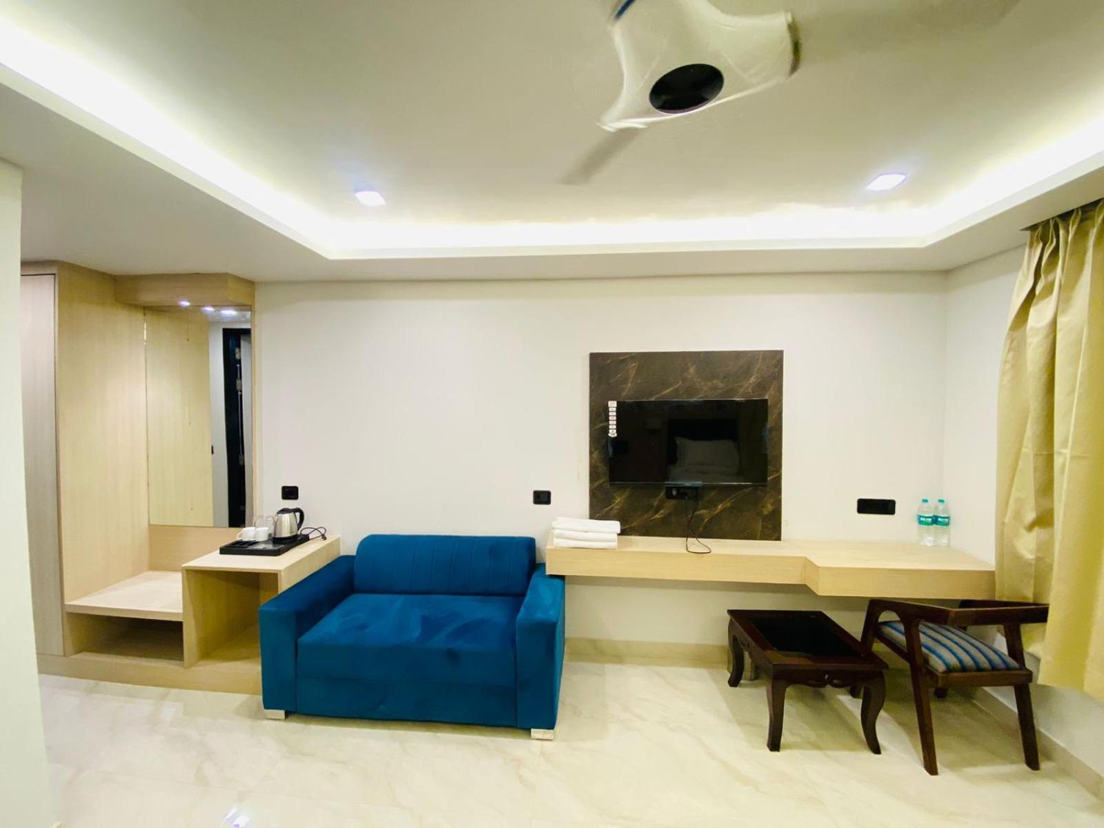 Hotel Holiday Grand Greater Noida Bagian luar foto