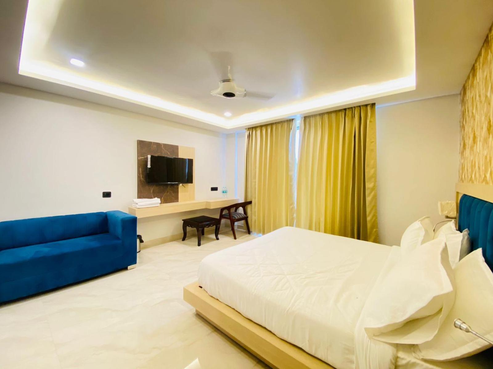 Hotel Holiday Grand Greater Noida Bagian luar foto