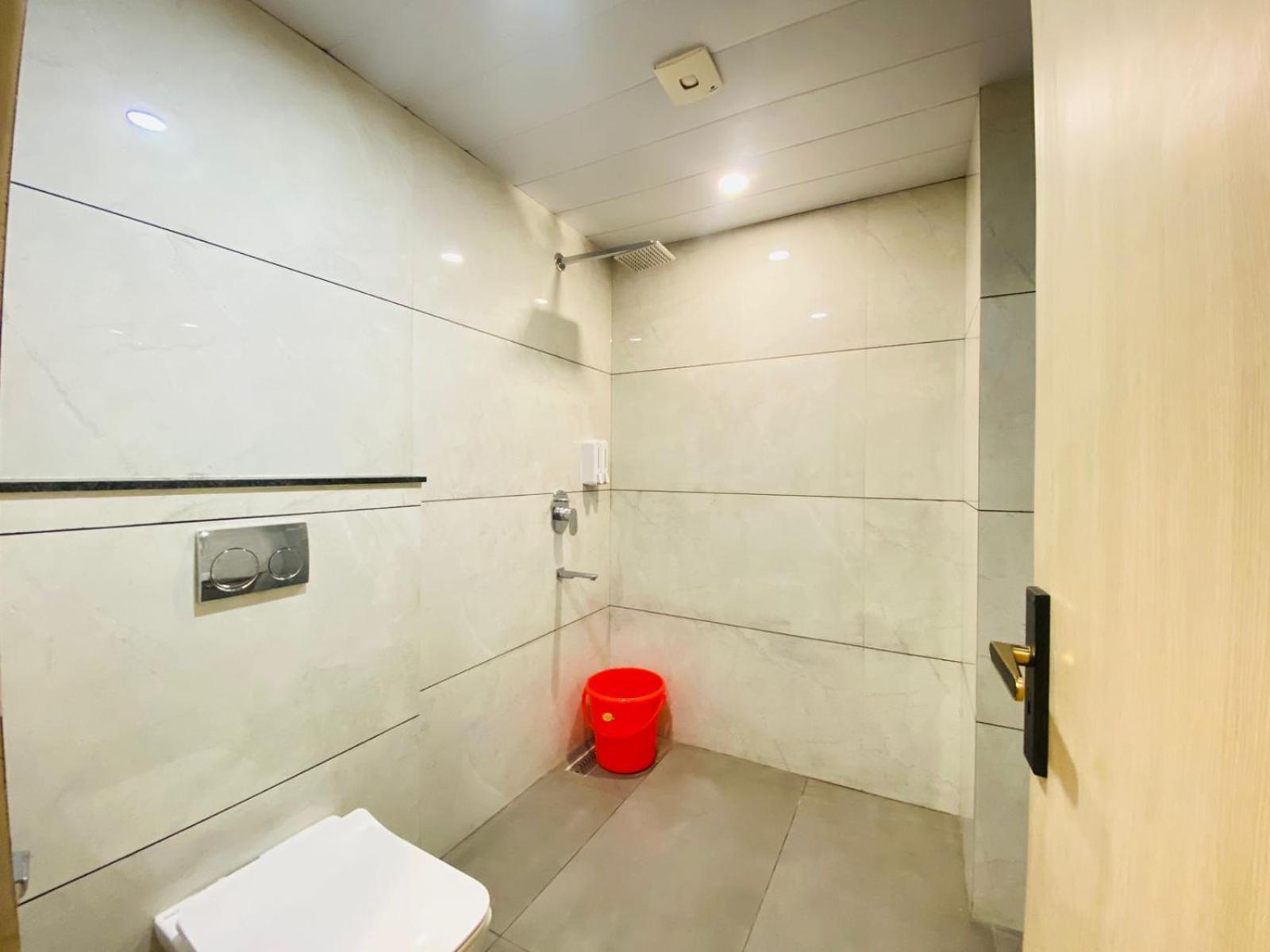Hotel Holiday Grand Greater Noida Bagian luar foto