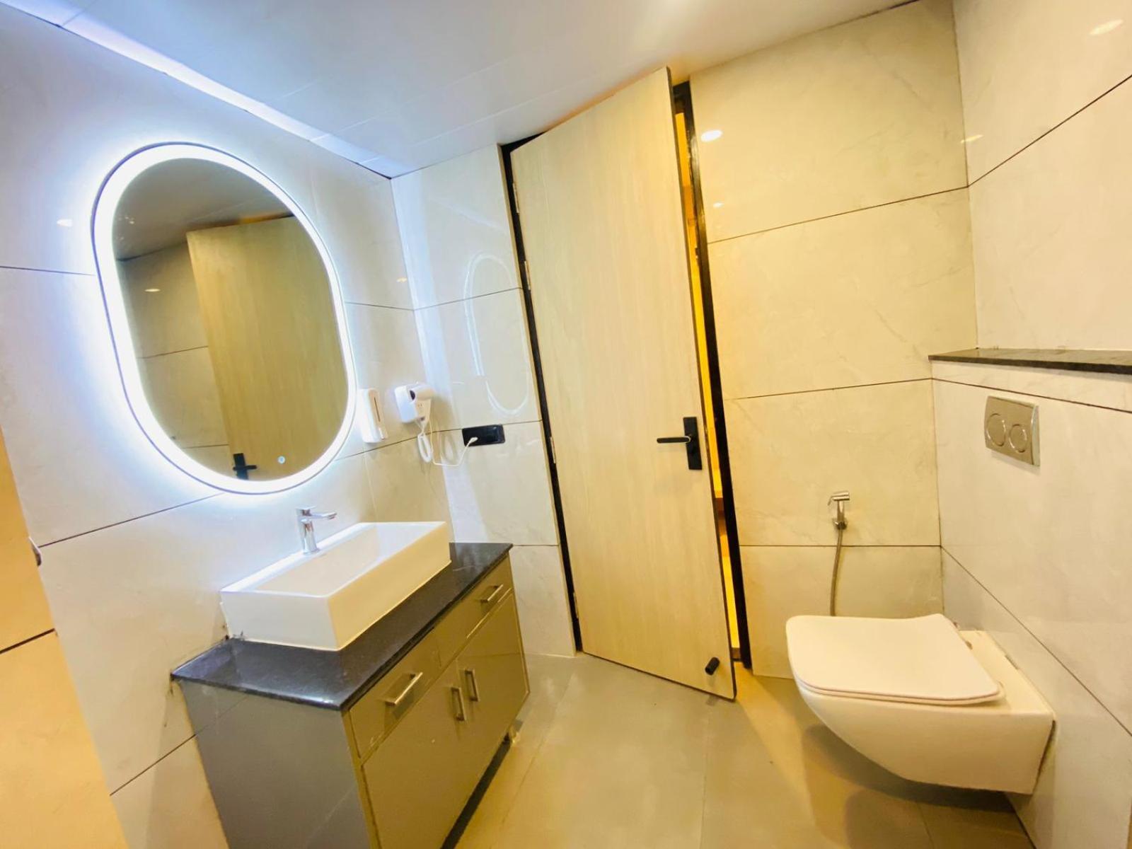 Hotel Holiday Grand Greater Noida Bagian luar foto