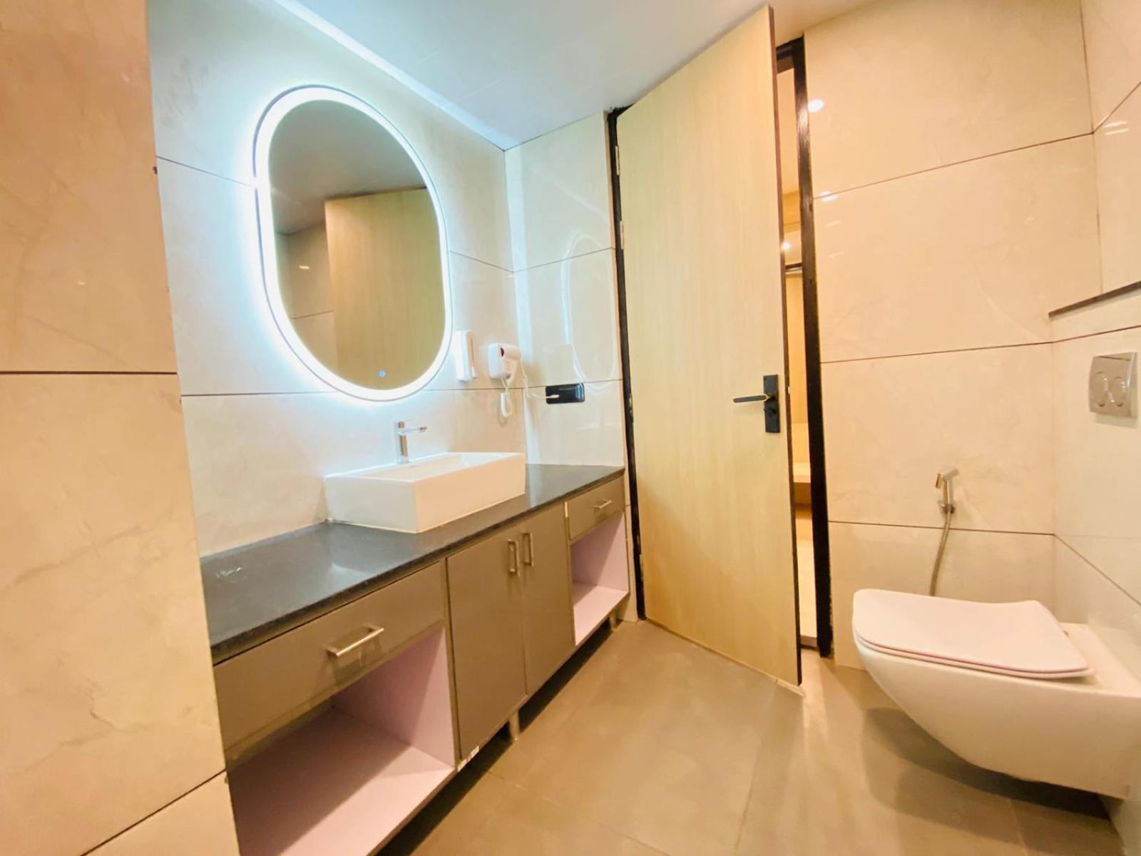 Hotel Holiday Grand Greater Noida Bagian luar foto