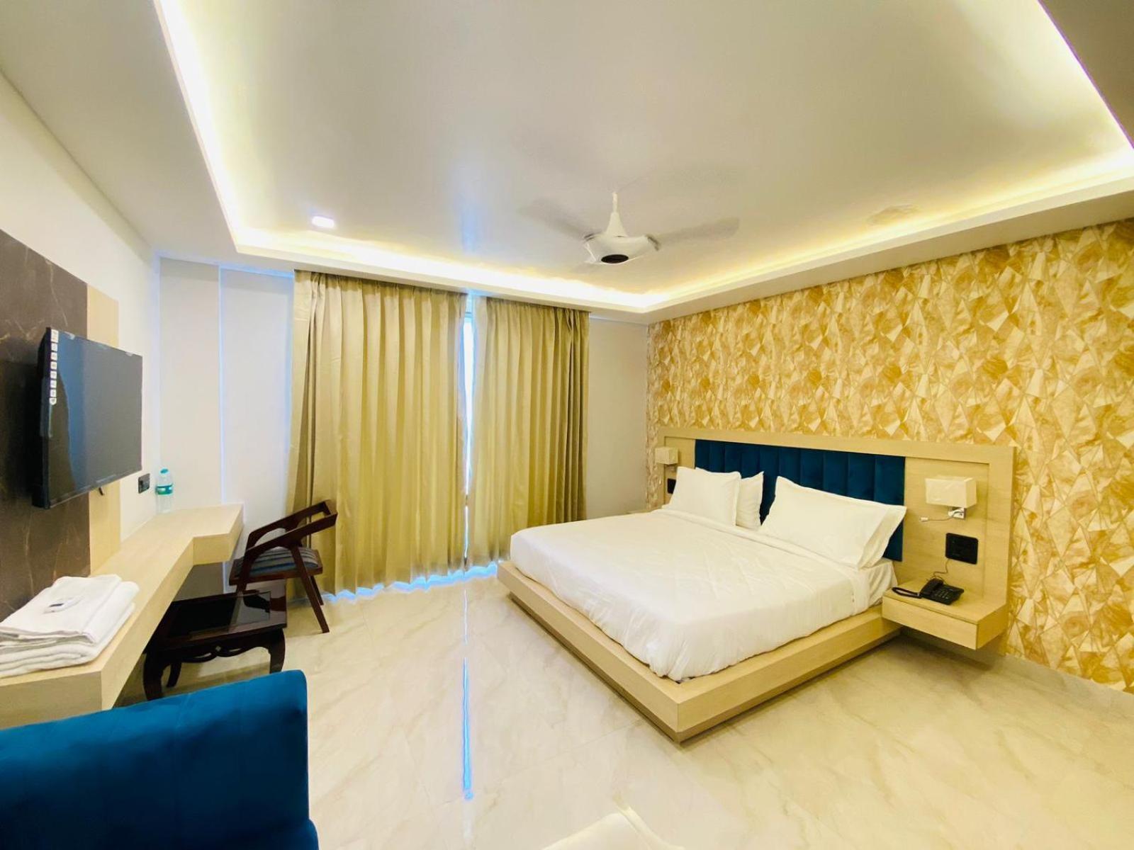 Hotel Holiday Grand Greater Noida Bagian luar foto