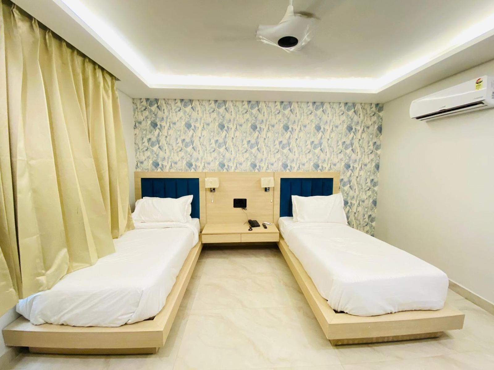 Hotel Holiday Grand Greater Noida Bagian luar foto