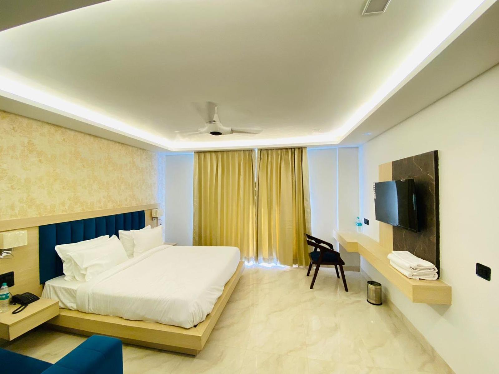 Hotel Holiday Grand Greater Noida Bagian luar foto