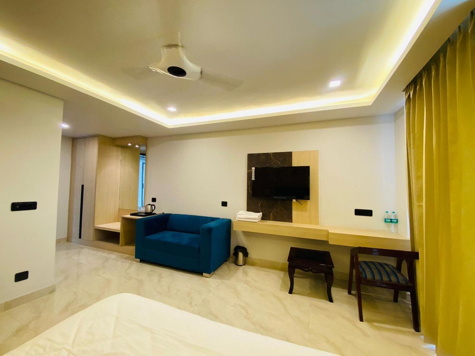 Hotel Holiday Grand Greater Noida Bagian luar foto