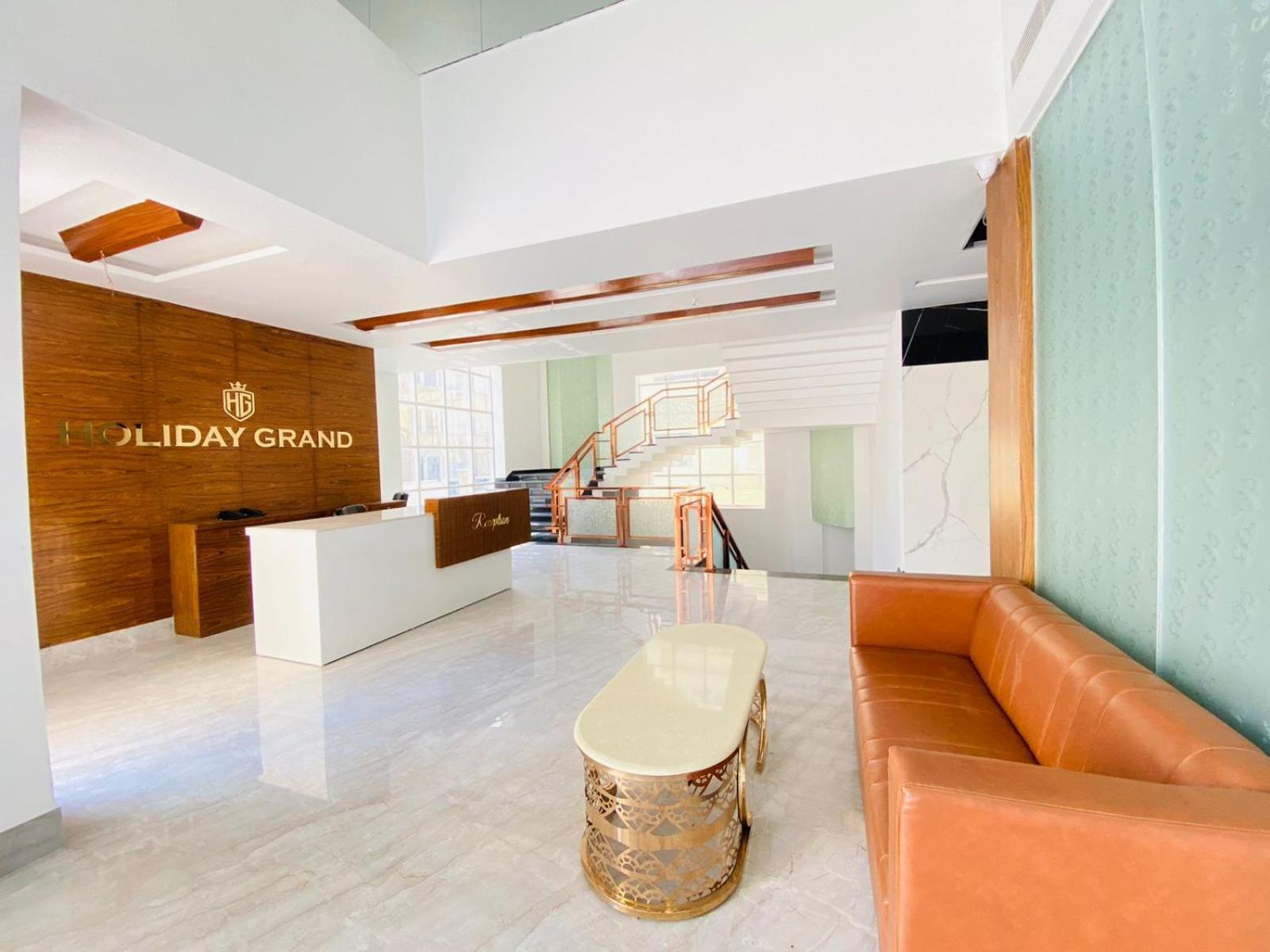 Hotel Holiday Grand Greater Noida Bagian luar foto