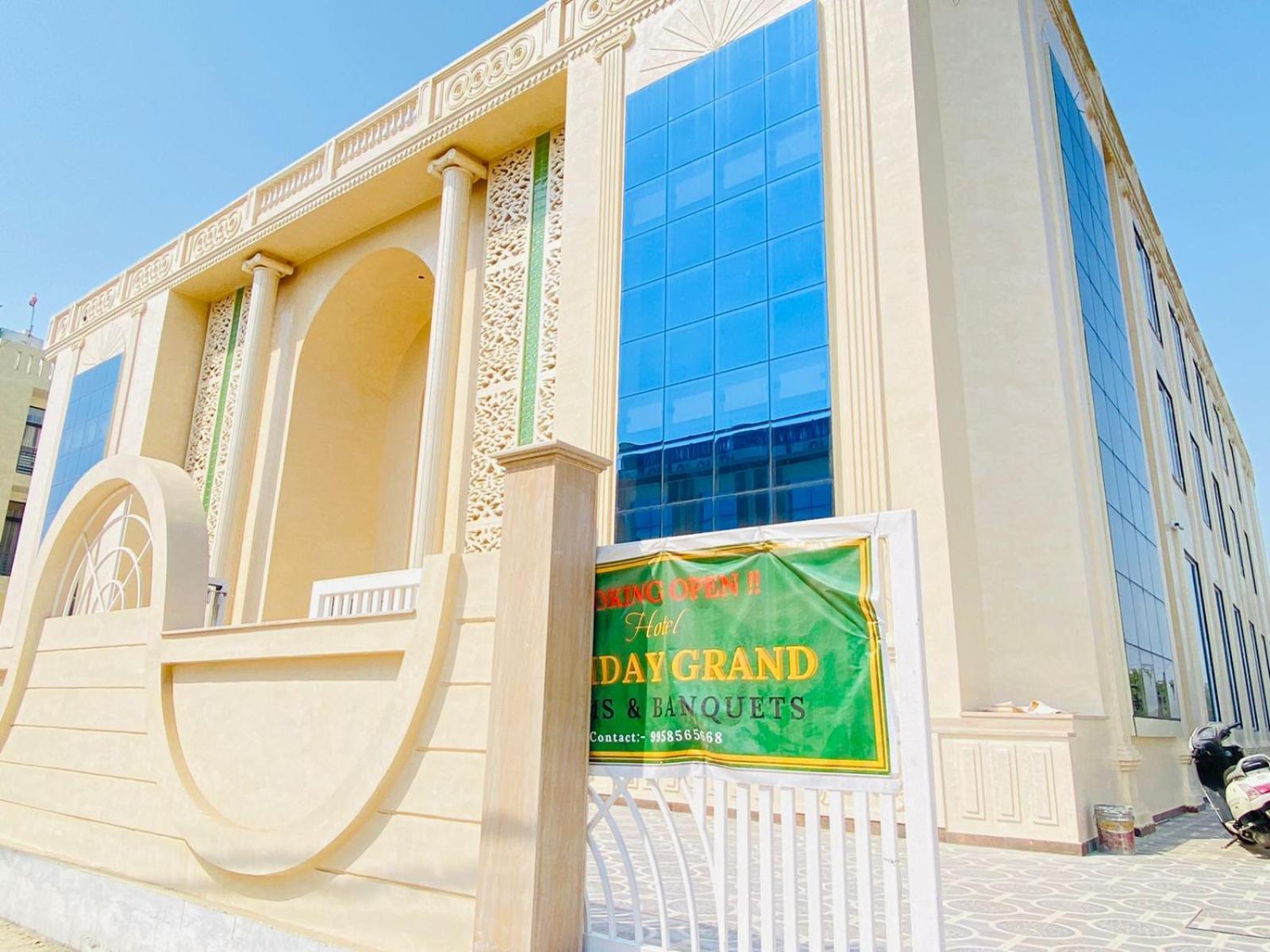 Hotel Holiday Grand Greater Noida Bagian luar foto