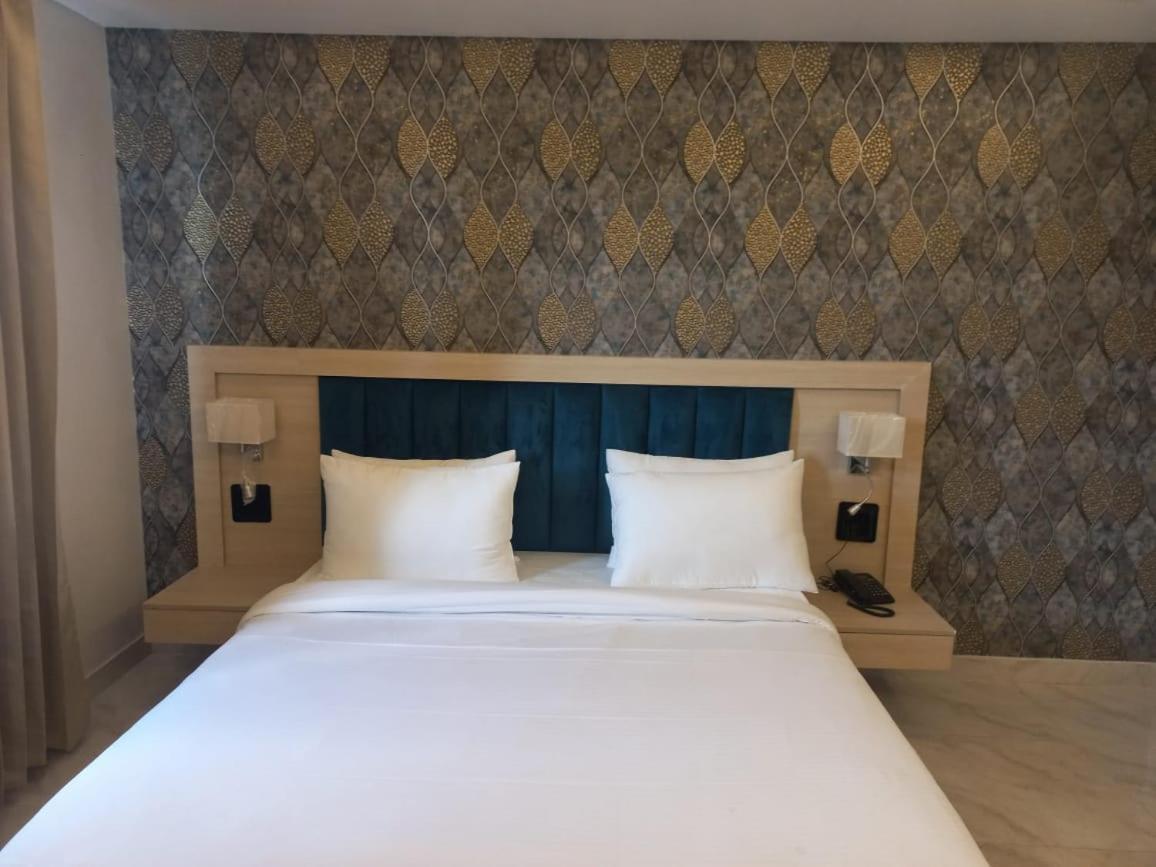 Hotel Holiday Grand Greater Noida Bagian luar foto