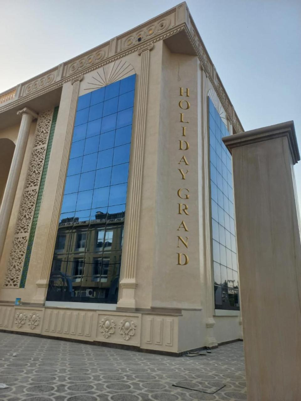 Hotel Holiday Grand Greater Noida Bagian luar foto