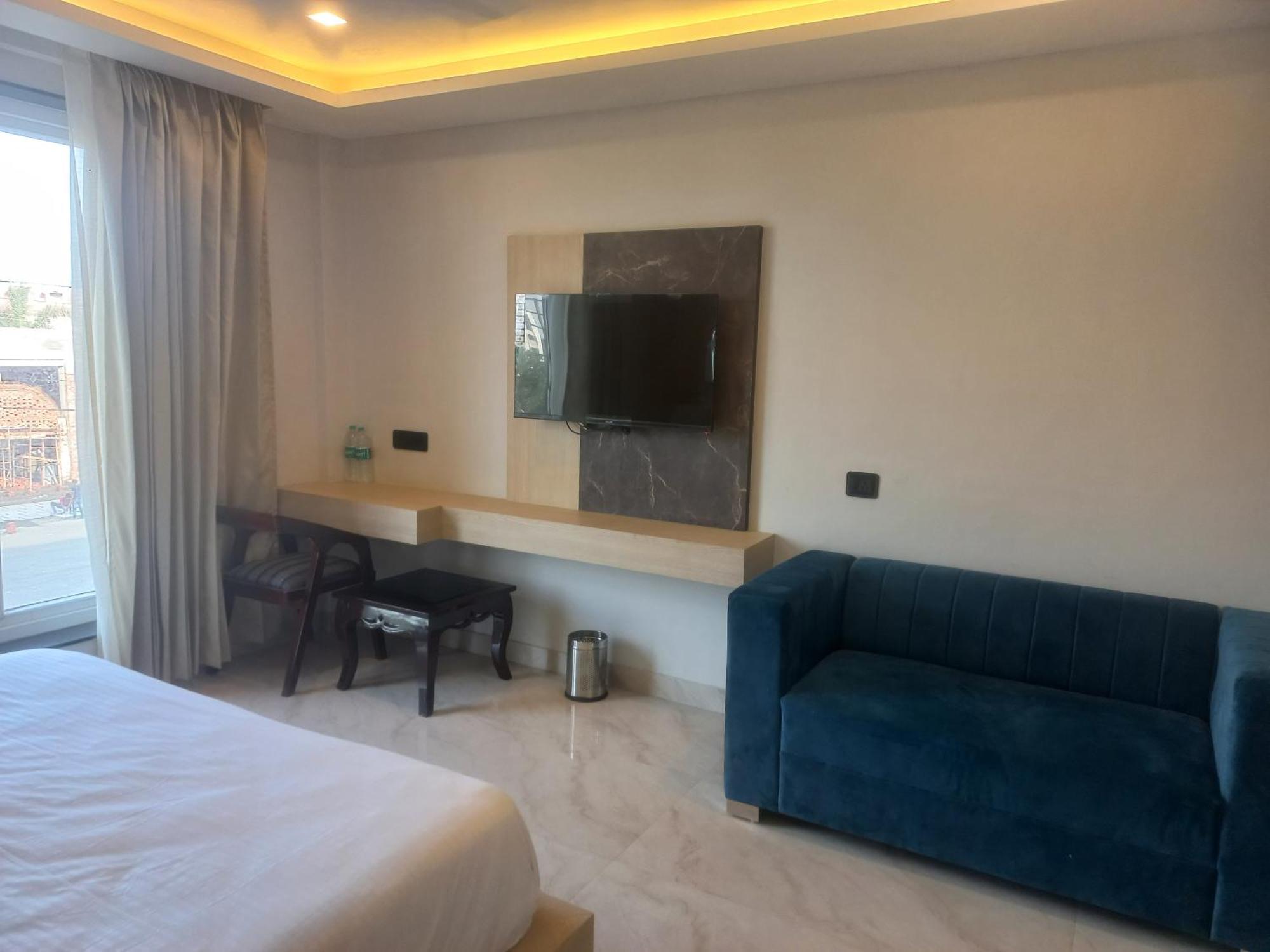 Hotel Holiday Grand Greater Noida Bagian luar foto