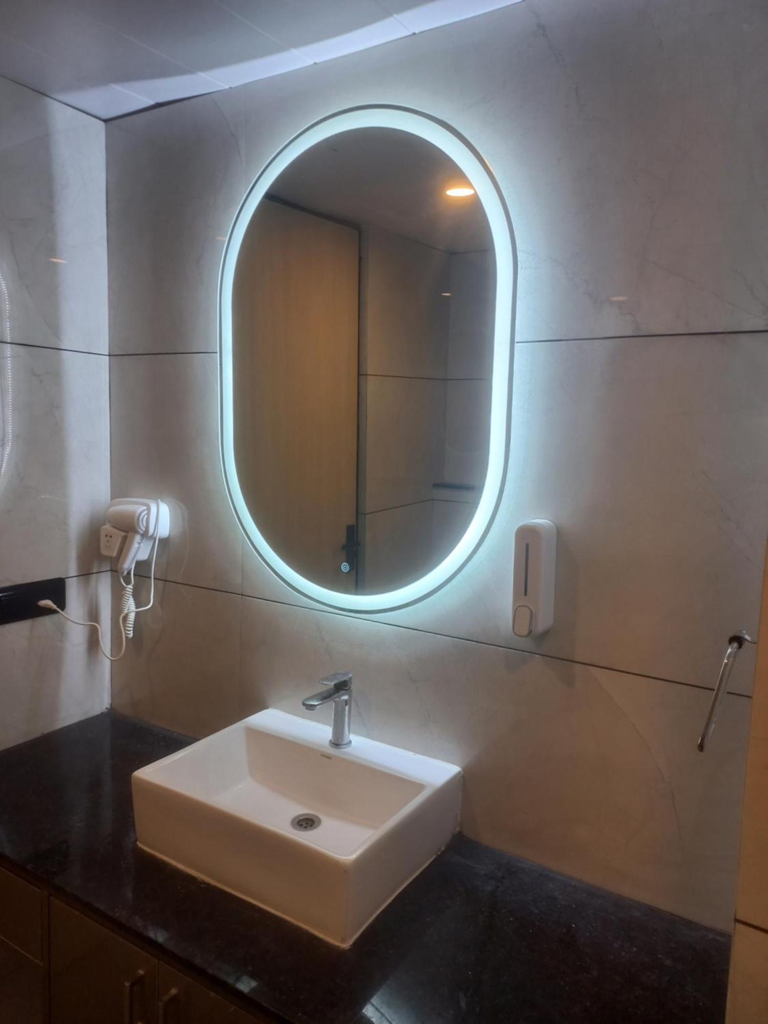 Hotel Holiday Grand Greater Noida Bagian luar foto
