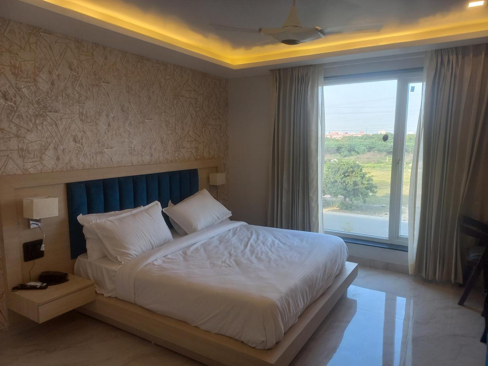 Hotel Holiday Grand Greater Noida Bagian luar foto